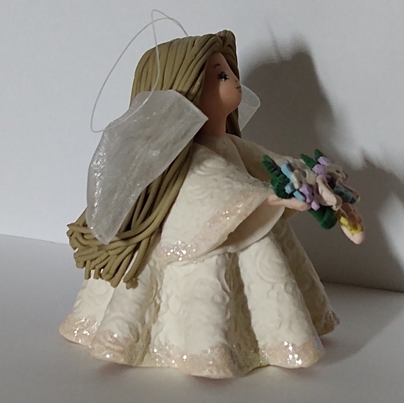 Small Kneeded Friendship Angel Figurine - Picture 4 of 6